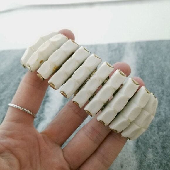 Vintage White Panel Stretch Expanding Bangle Bracelet, Unsigned, Estate - Picture 2 of 6